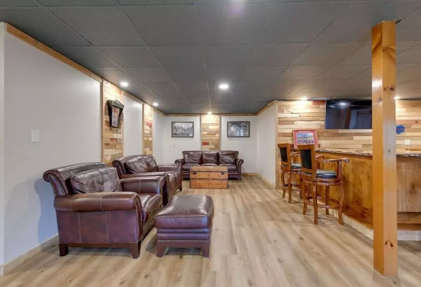 East Aurora Home ~ 18 Mi To Downtown Buffalo!