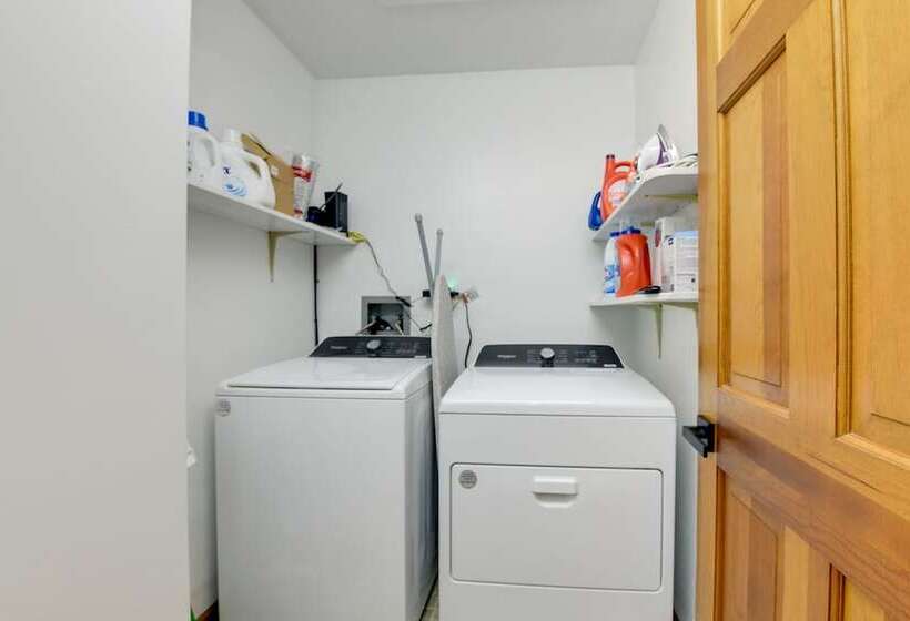 East Aurora Home ~ 18 Mi To Downtown Buffalo!