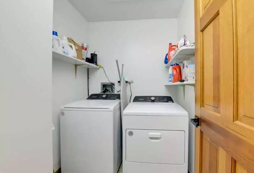 East Aurora Home ~ 18 Mi To Downtown Buffalo!