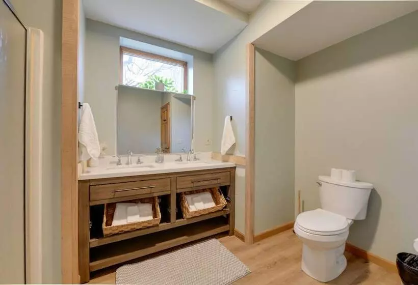 East Aurora Home ~ 18 Mi To Downtown Buffalo!