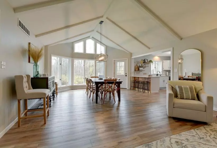 East Aurora Home ~ 18 Mi To Downtown Buffalo!