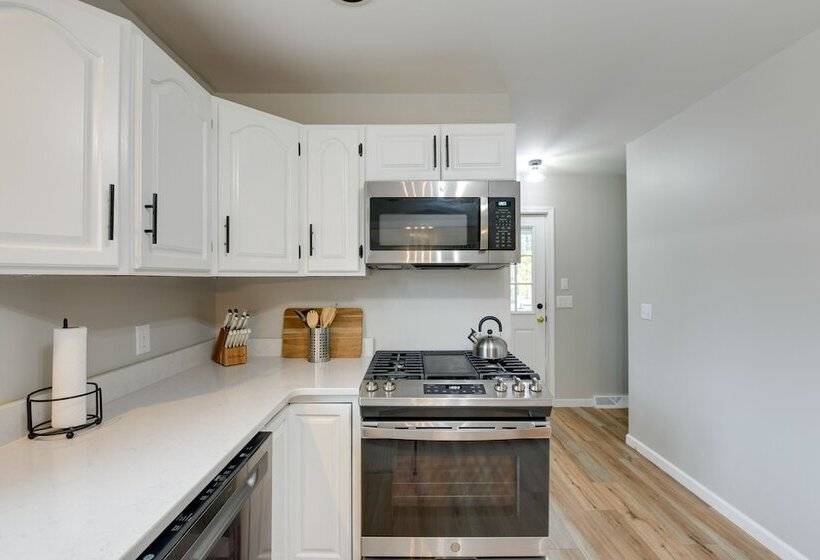 East Aurora Home ~ 18 Mi To Downtown Buffalo!