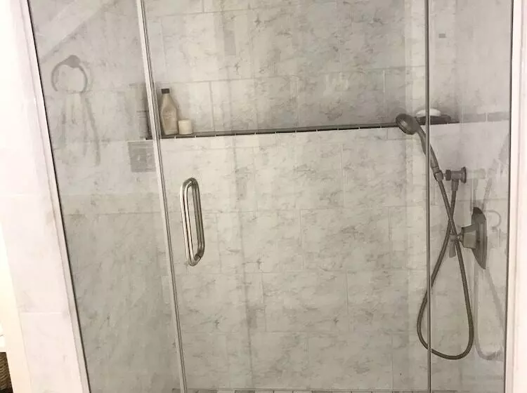 簡易ホテル Beautiful Luxury Suite A Shorewood Home