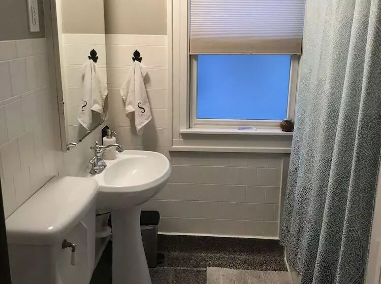 簡易ホテル Beautiful Luxury Suite A Shorewood Home