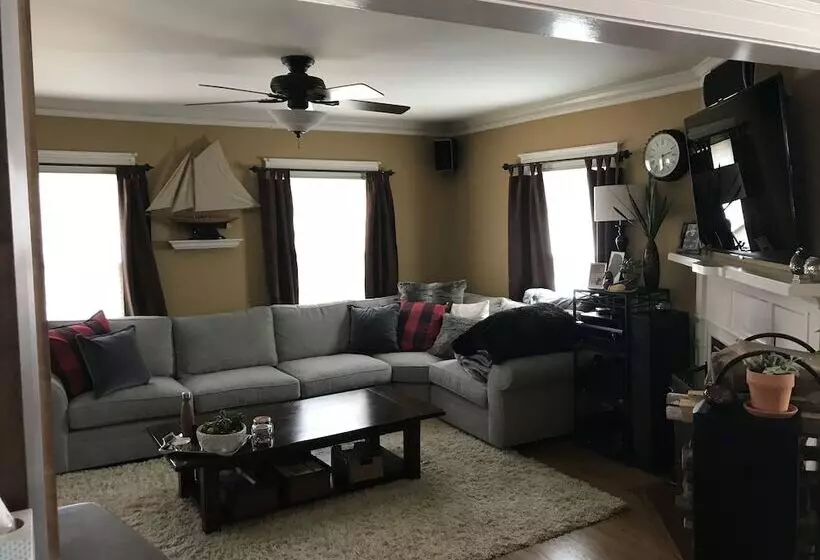 簡易ホテル Beautiful Luxury Suite A Shorewood Home