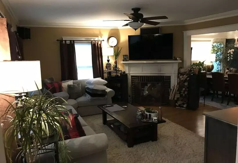 簡易ホテル Beautiful Luxury Suite A Shorewood Home