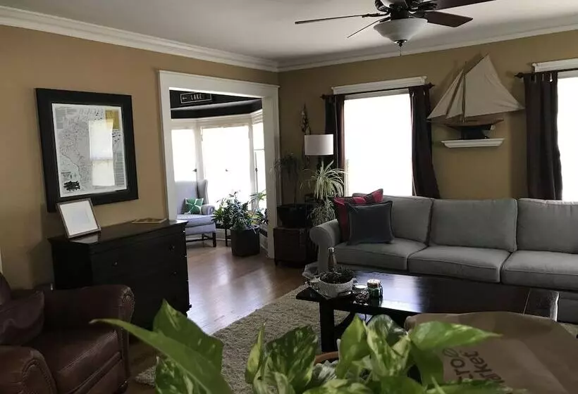 簡易ホテル Beautiful Luxury Suite A Shorewood Home