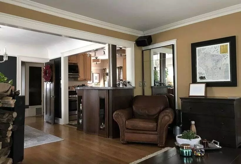 簡易ホテル Beautiful Luxury Suite A Shorewood Home