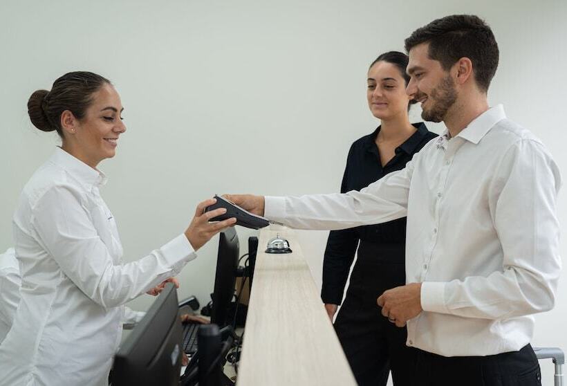 酒店 Belmoral Corporate Suites