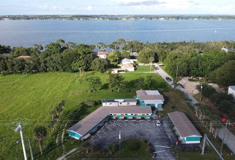 モーテル Bonsai   A Modern Motor Court