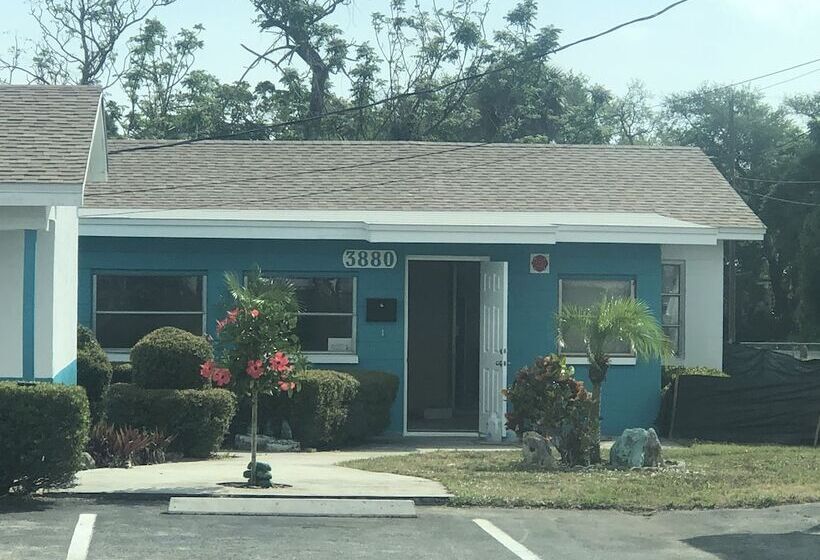 モーテル Bonsai   A Modern Motor Court