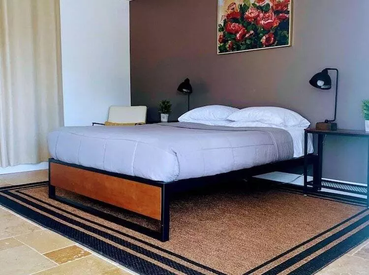 Motelli Bonsai   A Modern Motor Court