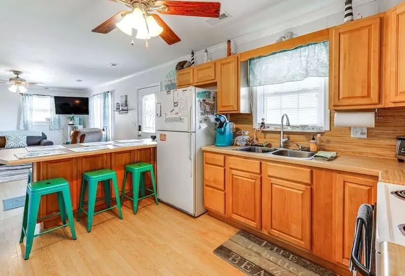 Oak Island Home W/ Covered Patio: Steps To Beach!