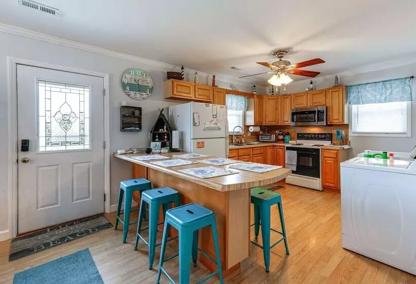 Oak Island Home W/ Covered Patio: Steps To Beach!