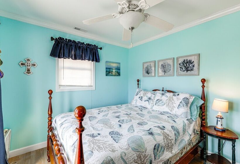 Oak Island Home W/ Covered Patio: Steps To Beach!