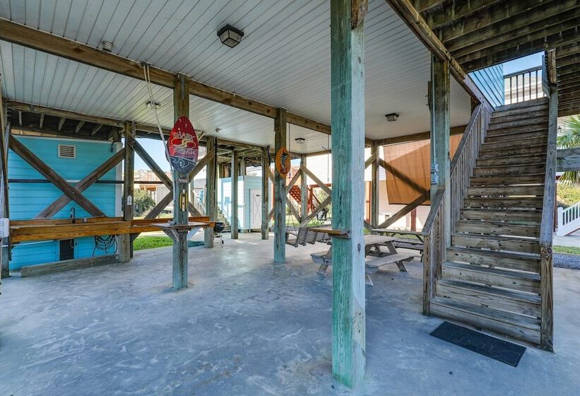 Oak Island Home W/ Covered Patio: Steps To Beach!