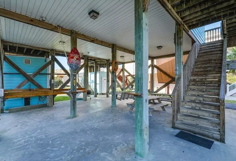 Oak Island Home W/ Covered Patio: Steps To Beach!