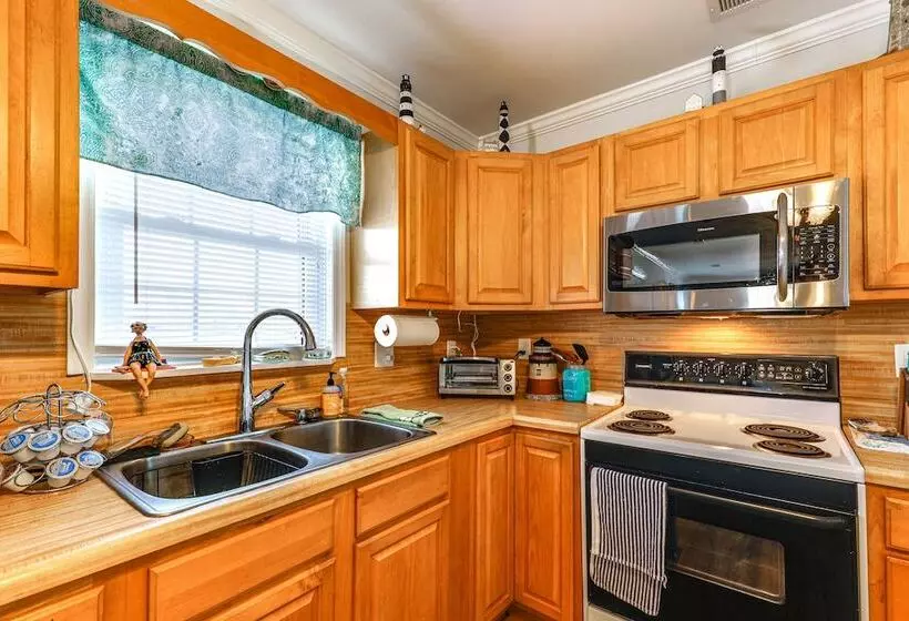 Oak Island Home W/ Covered Patio: Steps To Beach!