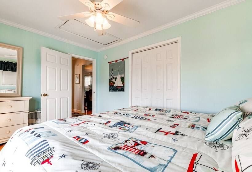 Oak Island Home W/ Covered Patio: Steps To Beach!