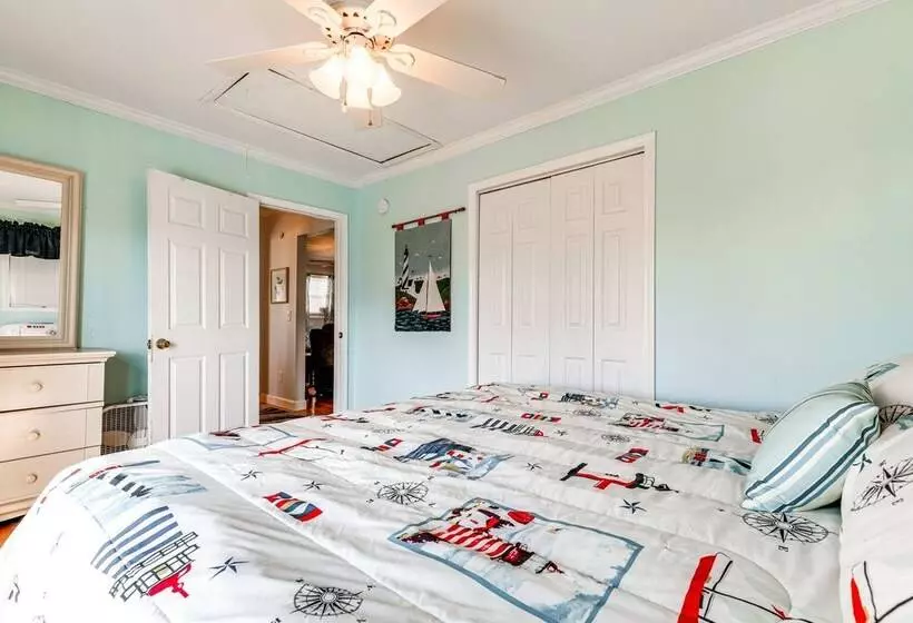 Oak Island Home W/ Covered Patio: Steps To Beach!