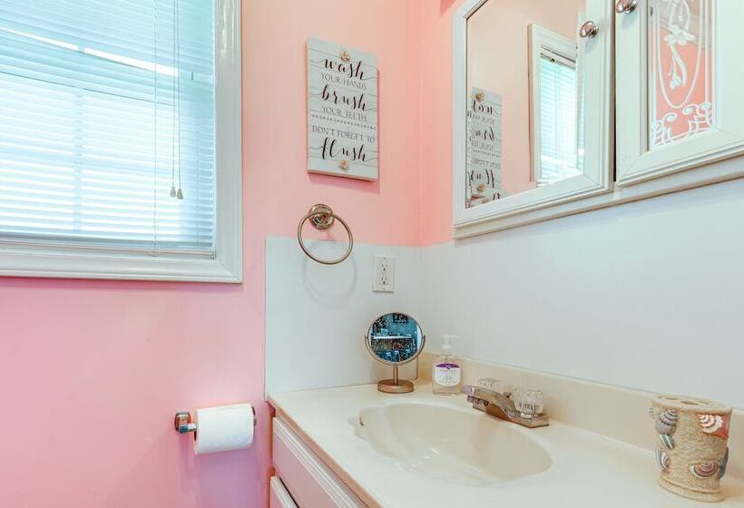 Oak Island Home W/ Covered Patio: Steps To Beach!