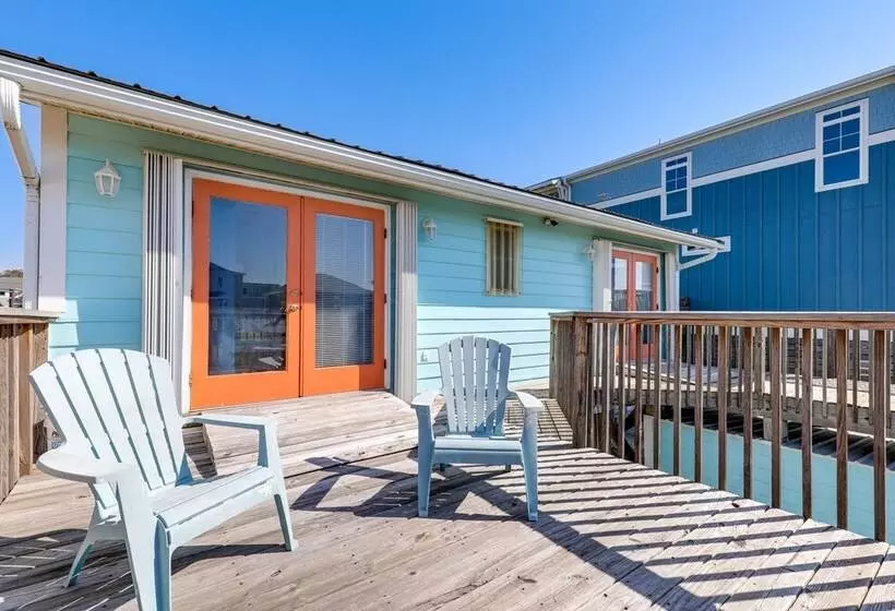 Oak Island Home W/ Covered Patio: Steps To Beach!