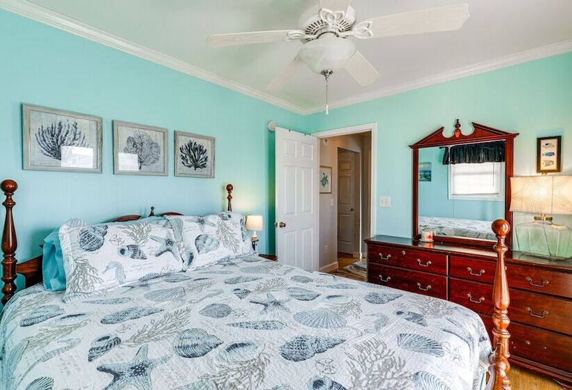 Oak Island Home W/ Covered Patio: Steps To Beach!