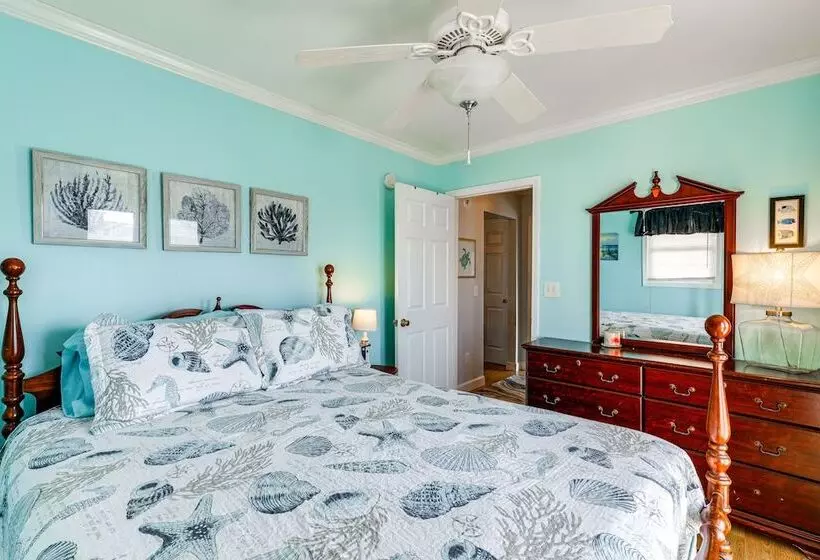 Oak Island Home W/ Covered Patio: Steps To Beach!