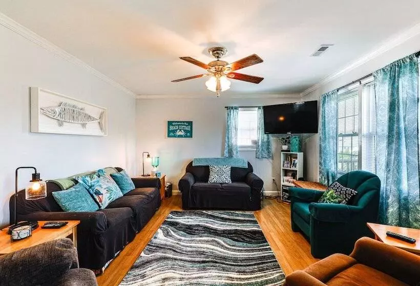 Oak Island Home W/ Covered Patio: Steps To Beach!