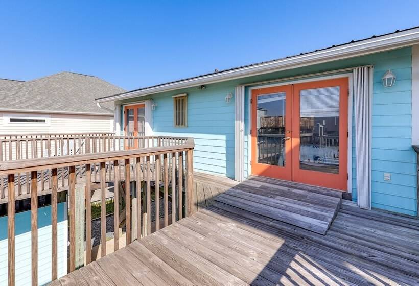 Oak Island Home W/ Covered Patio: Steps To Beach!