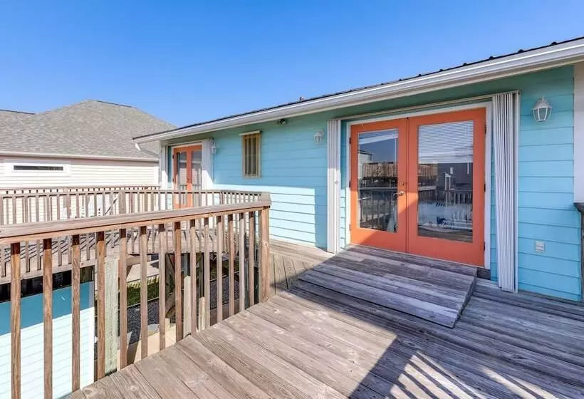 Oak Island Home W/ Covered Patio: Steps To Beach!