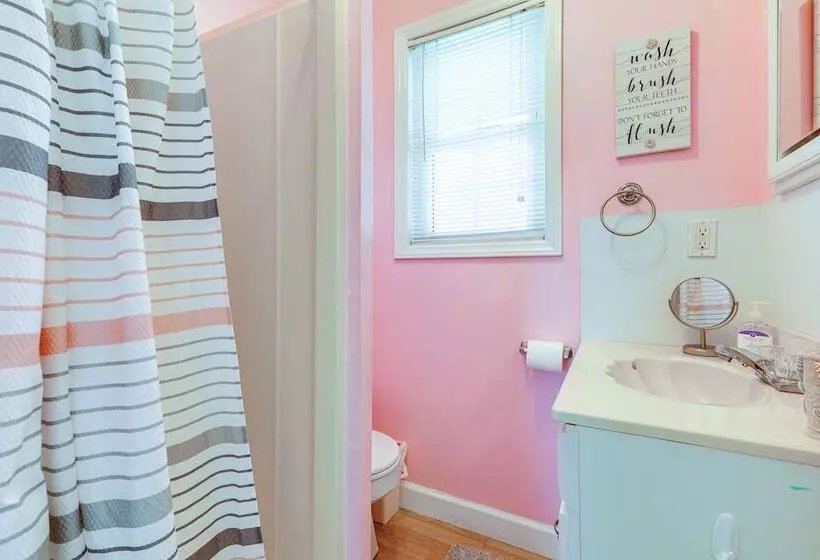 Oak Island Home W/ Covered Patio: Steps To Beach!