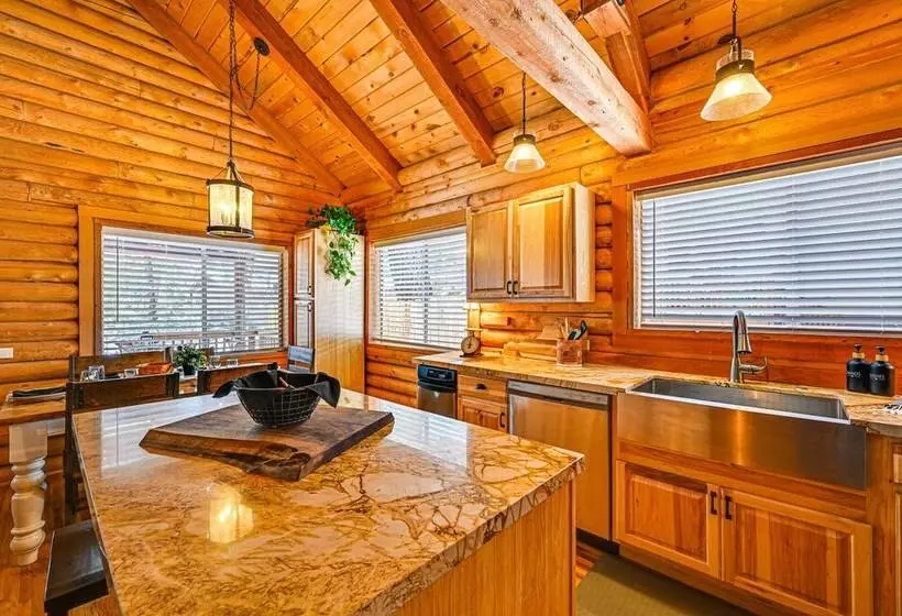 Pet Friendly Munds Park Cabin Near Hiking Trails!