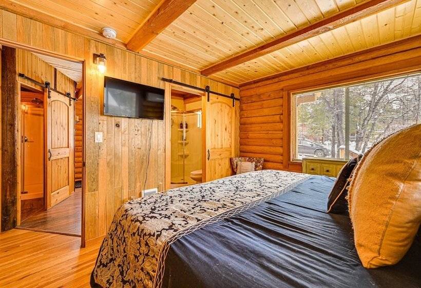 Pet Friendly Munds Park Cabin Near Hiking Trails!