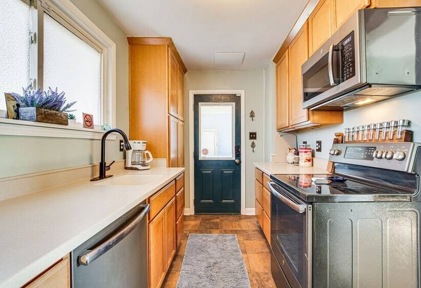 Pet Friendly Pittsburgh Home: 3 Mi To Downtown!