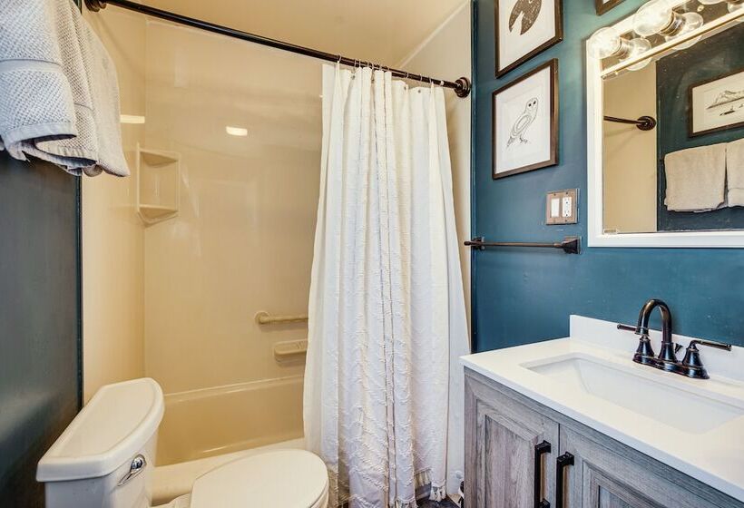 Pet Friendly Pittsburgh Home: 3 Mi To Downtown!