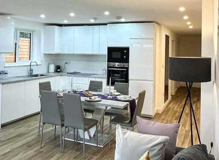 レジデンス House In Croydon Welcomes You To Comfort And Style