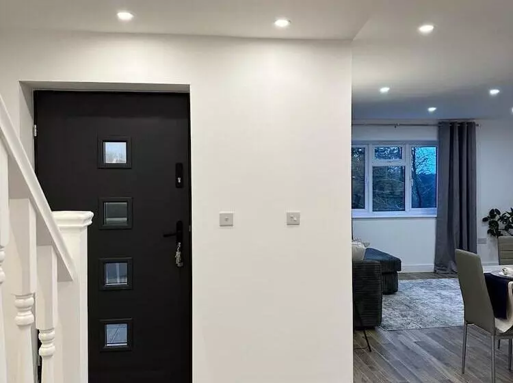 レジデンス House In Croydon Welcomes You To Comfort And Style