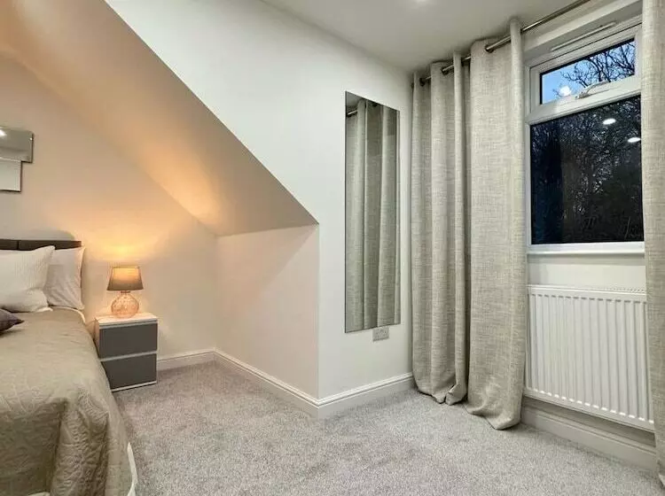 レジデンス House In Croydon Welcomes You To Comfort And Style