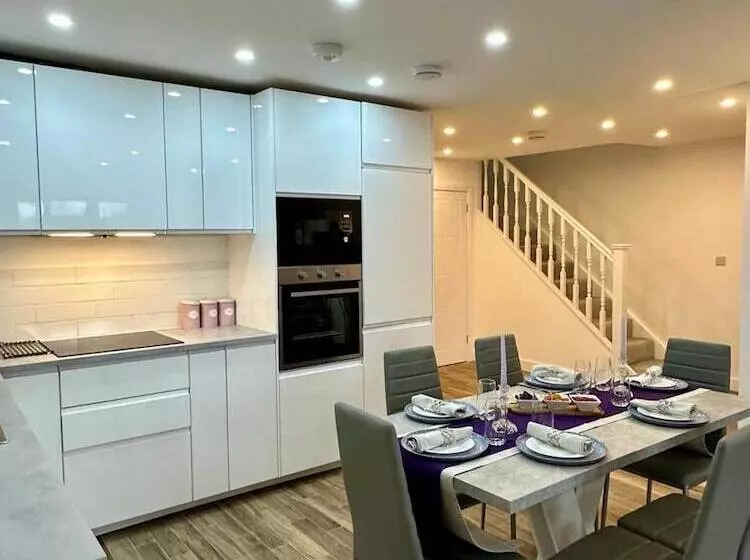 レジデンス House In Croydon Welcomes You To Comfort And Style