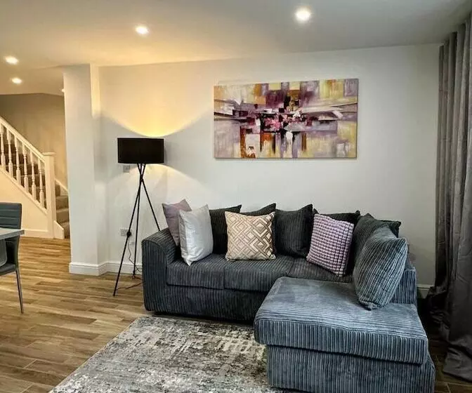 レジデンス House In Croydon Welcomes You To Comfort And Style
