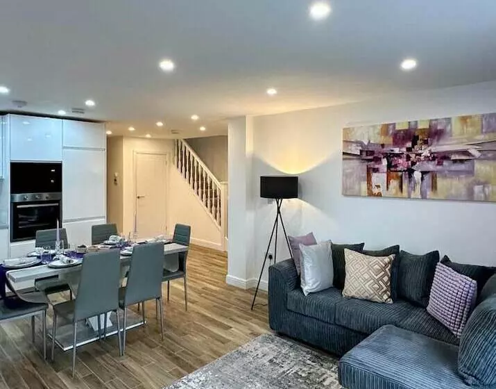 レジデンス House In Croydon Welcomes You To Comfort And Style