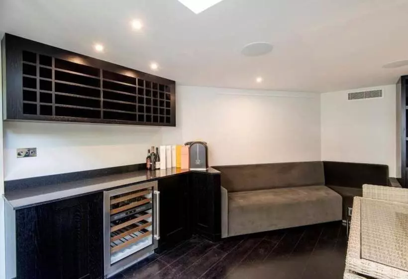 Residenssi Stunning 5 Bed House In London