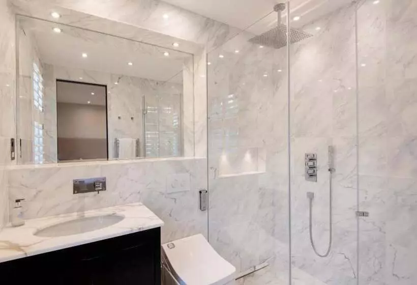 Residenssi Stunning 5 Bed House In London