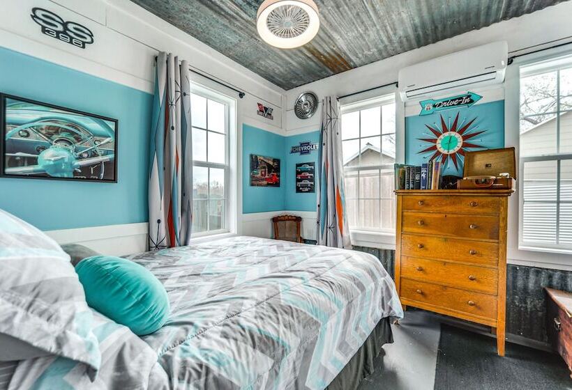 Fifties Diner Style Llano Home W/ Shared Fire Pit