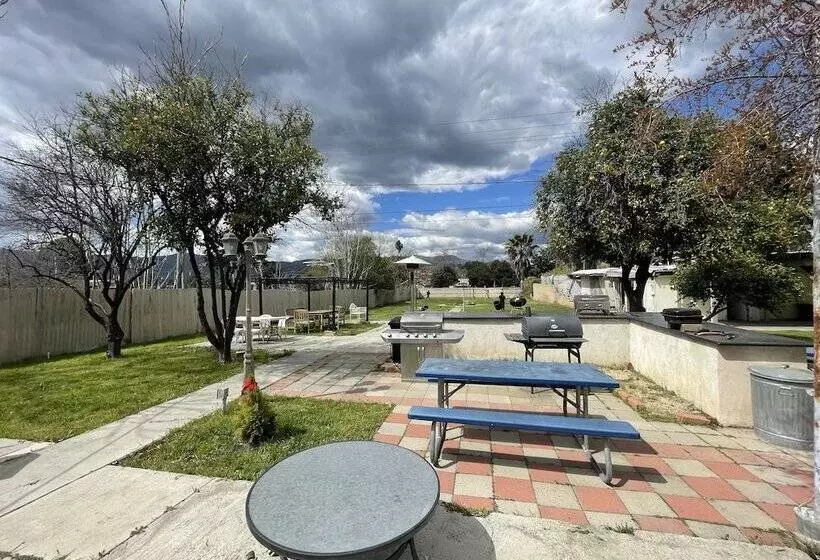 Motelli Elsinore Hot Springs & Lodge