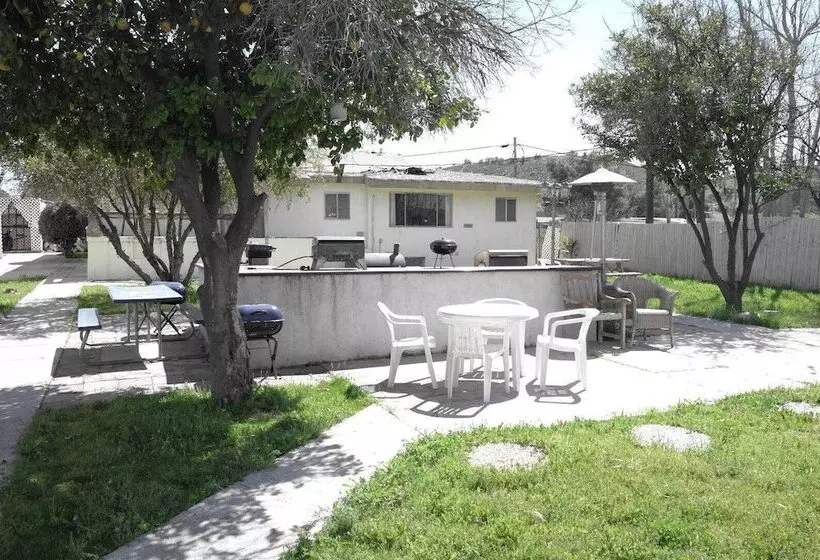 Motelli Elsinore Hot Springs & Lodge