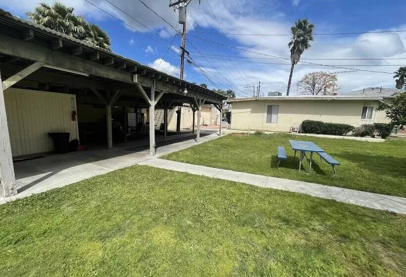 Motelli Elsinore Hot Springs & Lodge