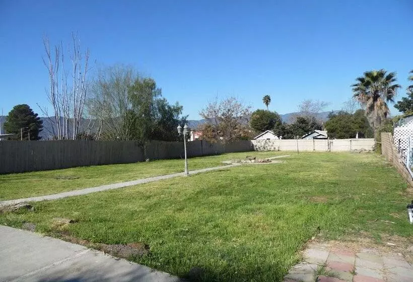 Motelli Elsinore Hot Springs & Lodge