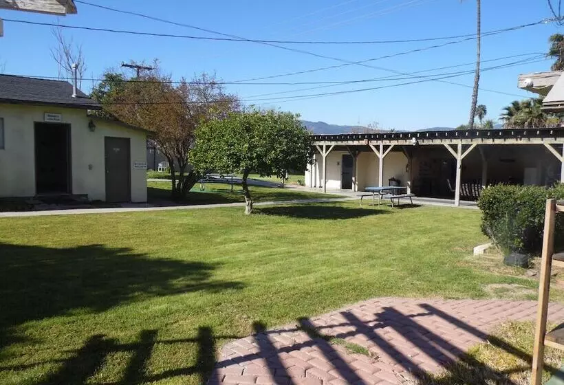 Motelli Elsinore Hot Springs & Lodge